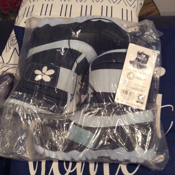 🎀Girls Snow Boots 13/1 Blue/Powder Blue Flower🎀 - Picture 2 of 4